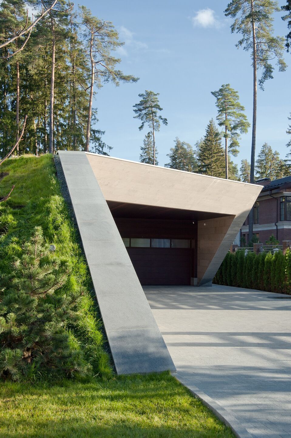 Двухэтажный загородный дом с ландшафтным дизайном