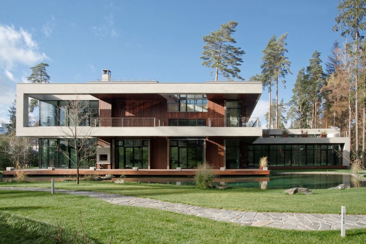 Двухэтажный загородный дом с ландшафтным дизайном